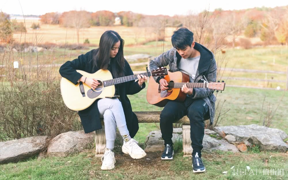 ŷ�����Ȱ�ɫ���´����˶�����Ƥ����Ů